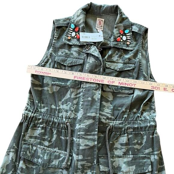 Decree women’s  M camo vest with jewels on collar, NWT - Picture 11 of 12